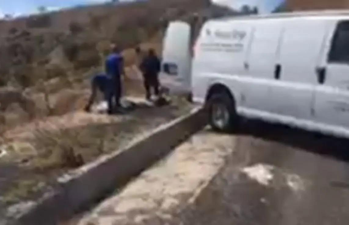 VIDEO- Dejan cuerpo tirado a un costado del periférico oriente en Nogales