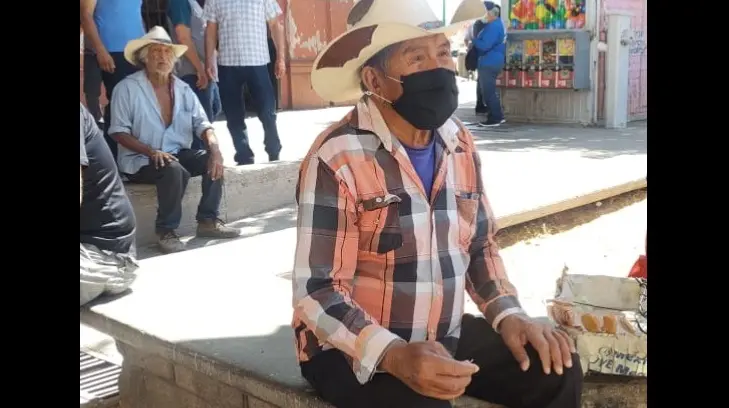 Don Francisco se mantiene activo y con una actitud positiva vendiendo dulces a sus 76 años