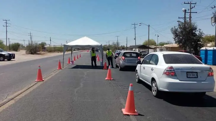 Turistas acatan recomendaciones a su paso por filtro policíaco a la salida de Kino