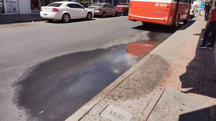 Ciudadanos reportan peligrosas fugas de agua en el centro de Hermosillo