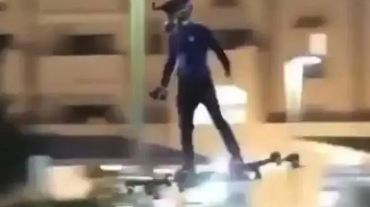 ¡Al estilo Marty McFly! hombre sobrevuela las calles de EU con aerodeslizador