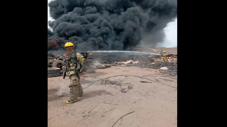 Bomberos de Villa Juárez y Ciudad Obregón colaboran para apagar fuego en empacadora