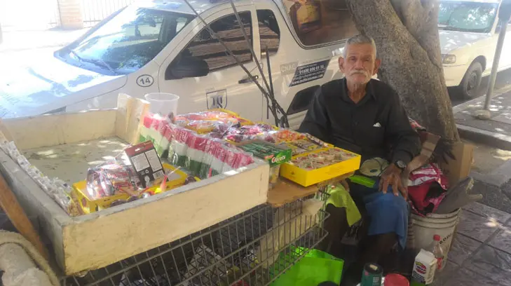 José Antonio juntó sus ahorros de toda la vida para comprar un carrito dulcero