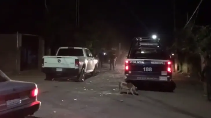 Detienen a su amigo en El Apache y trata de liberarlo con un bate