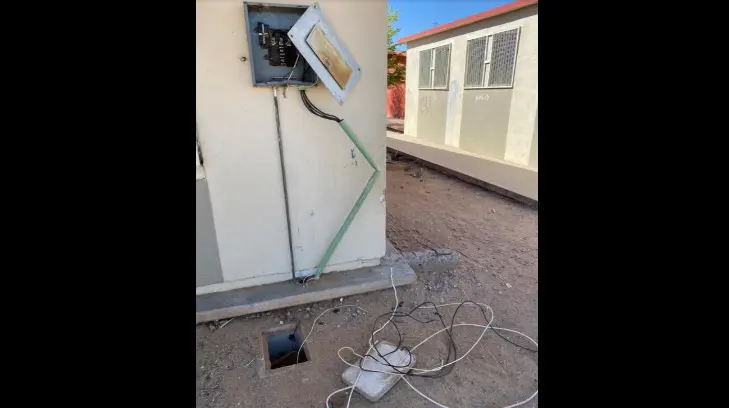 Intentó llevarse los cable de una escuela; no pudo y se lo llevaron preso