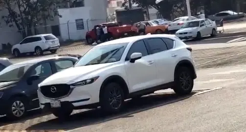 VIDEO FUERTE - Hombre auxilia a mujer que era levantada en supermercado y lo acribillan a quemarropa