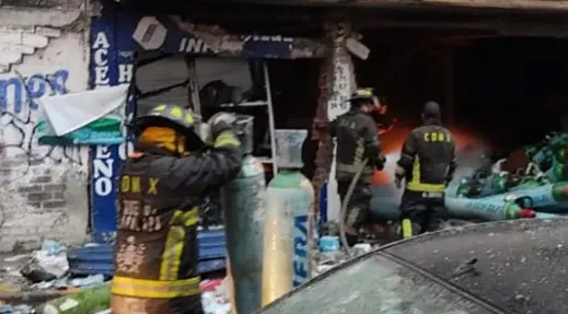 Investigarán permisos tras explosión de local de tanques de oxígeno