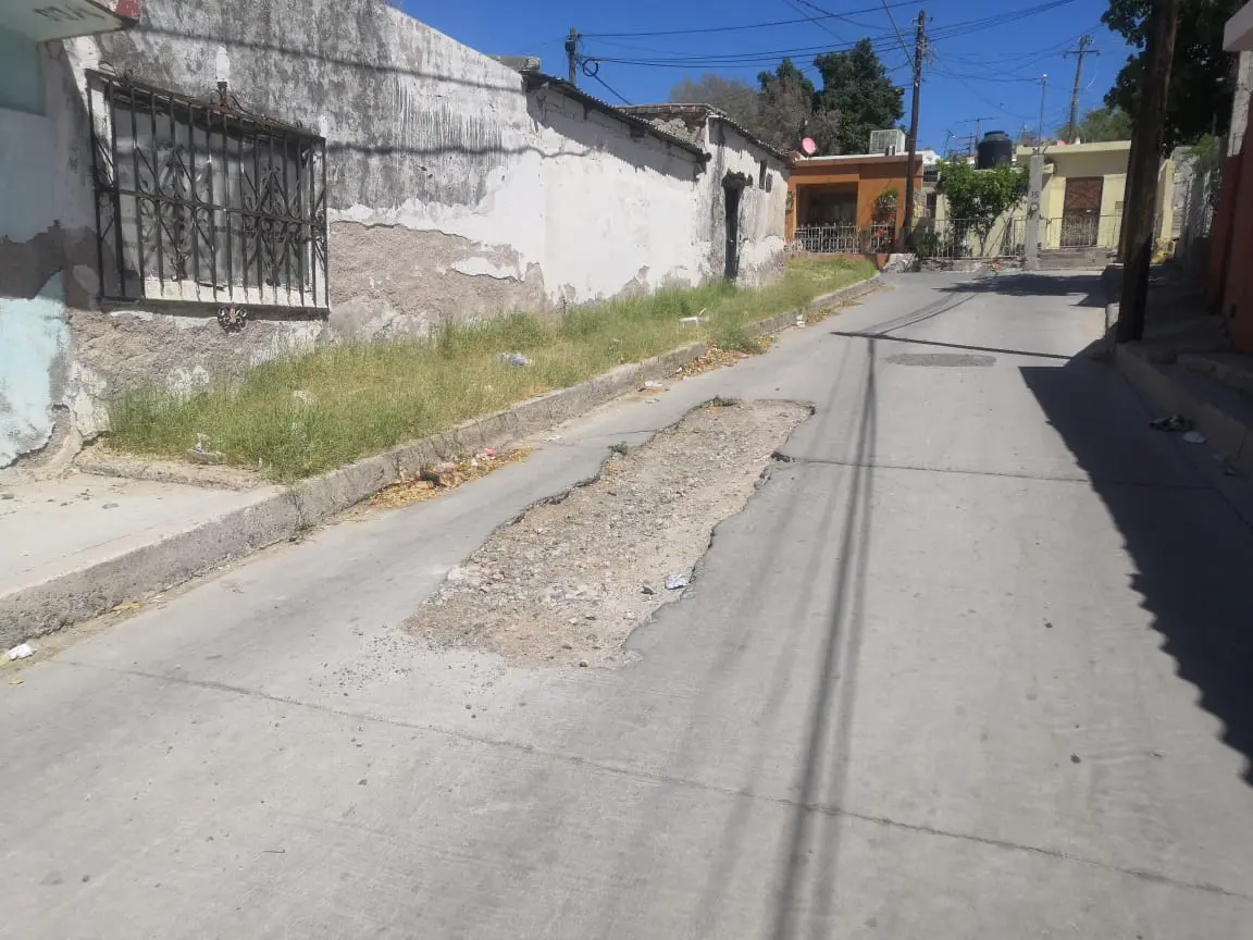 Este bache tiene a los vecinos de Villa de Seris con el alma en un hilo