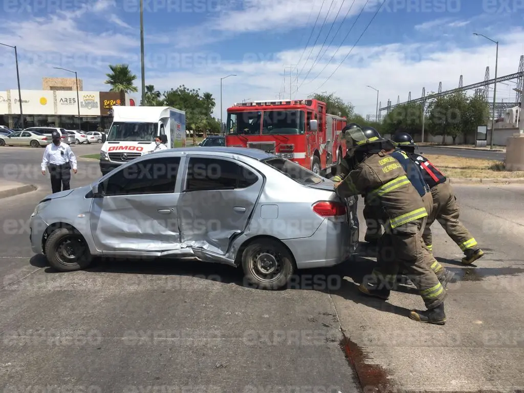 VIDEO - Aparatoso choque volcamiento al poniente de Hermosillo deja dos personas lesionadas