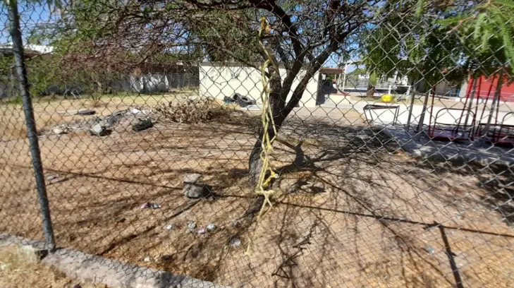 En unos días va estar abierto”; intentan evitar robos a escuela con una cuerda amarrada