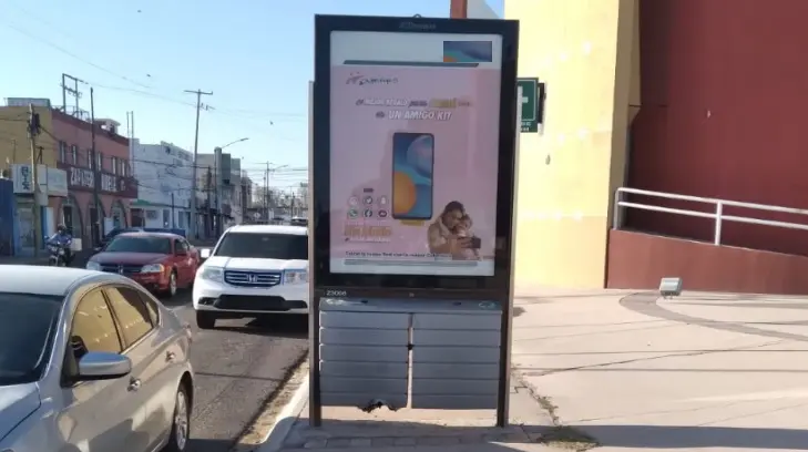 Anuncios en banquetas, ¿un peligro para los peatones?