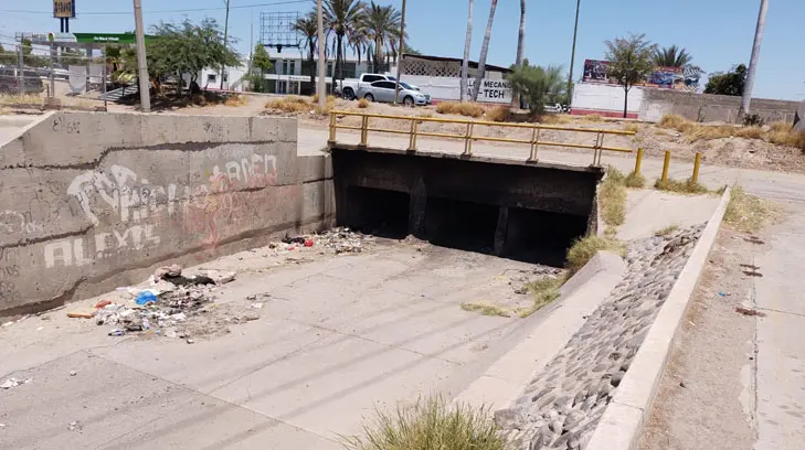 Canal se convierte en un basurero y en un dolor de cabeza para los vecinos de Las Villas