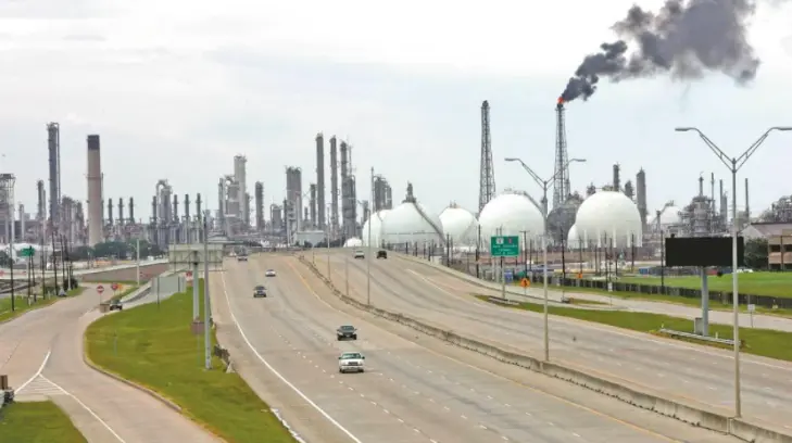 No abusaron: AMLO celebra compra de la refinería Deer Park