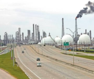 No abusaron: AMLO celebra compra de la refinería Deer Park