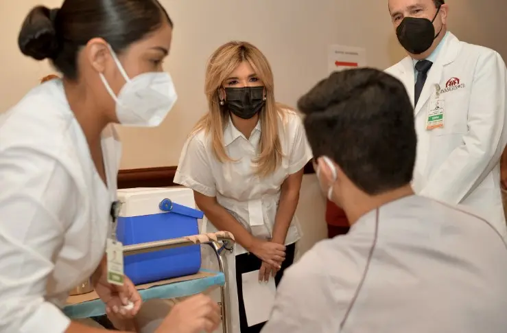 Gobernadora supervisa aplicación de vacuna en personal médico de segunda línea