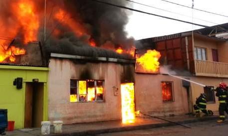 Policías municipales evitan que dos jóvenes fueran víctimas de un incendio