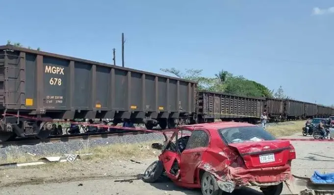 Mujer intenta ganarle al tren y muere; su hija de 5 años queda prensada