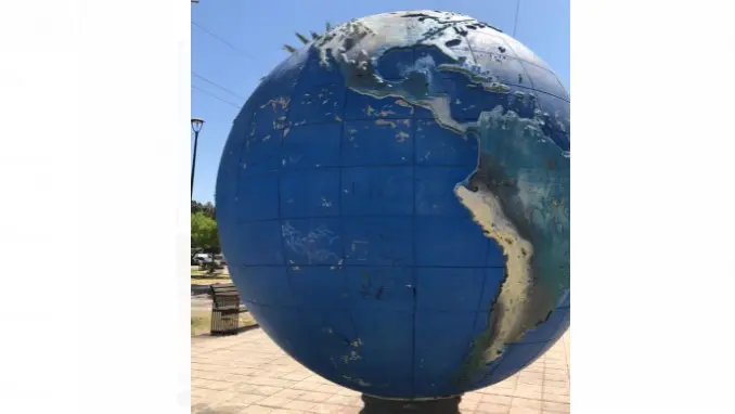 La rayan y se van, a la gente le vale: dañan la escultura de la plaza El Mundito