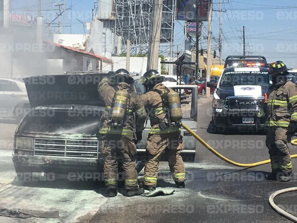 Iba por el bulevar cuando de repente se empezó a incendiar