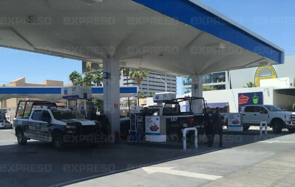 VIDEO - Delincuentes cazan a hombre y lo despojan de dinero en gasolinera de Hermosillo