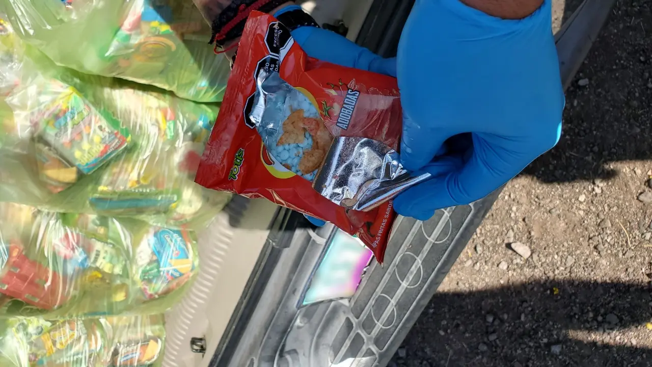 Pensaron que por meter la droga en las papitas no se darían cuenta... ¡las llevaban en bolsitas de dulces!
