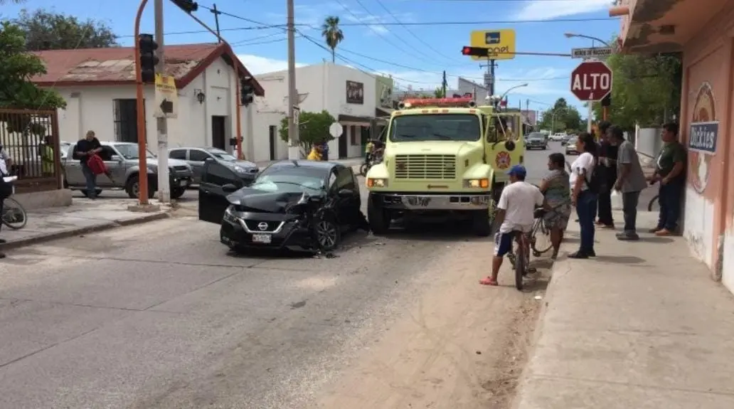 Conductor choca contra camión de bomberos que iba a atender incendio en Empalme