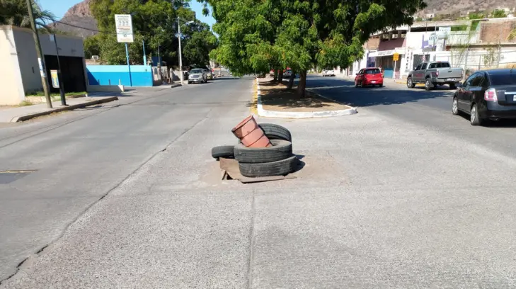 Vecinos reportan una peligrosa alcantarilla en Guaymas
