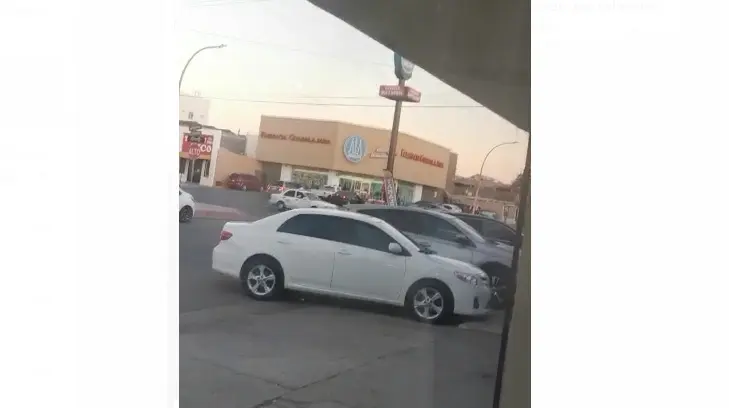 Pánico en Obregón; atacan a balazos a un hombre en plena farmacia llena de clientes
