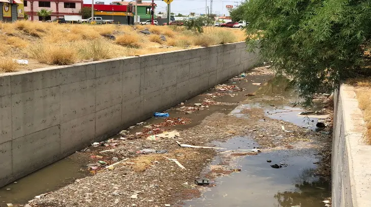 Malos olores, basura y agua estancada perjudica a los vecinos de canal en Lázaro Cárdenas