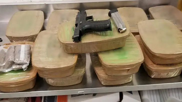 Aseguran a migrantes y un cuantioso botín de droga en la frontera de Nogales, Arizona