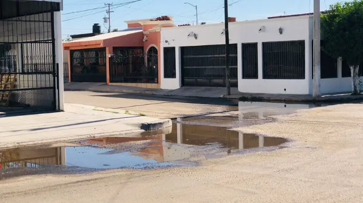 Fuga de agua intermitente afecta el asfalto en la Álvaro Obregón