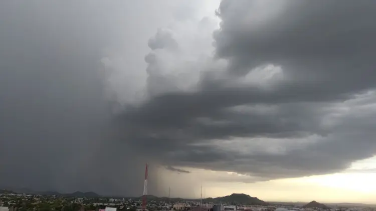 Priscilla y un nuevo ciclón provocarán lluvias y oleaje en Sonora. (Foto: Especial / EXPRESO)