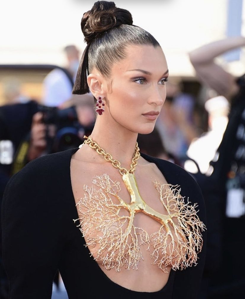 Bella Hadid se roba las miradas en Cannes