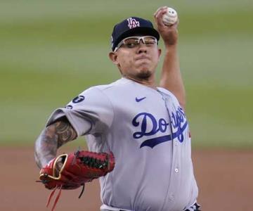 Julio Urías consigue su primera victoria de la temporada