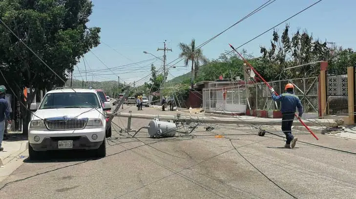 Cayó poste de concreto a centímetros de donde estaban pisteando