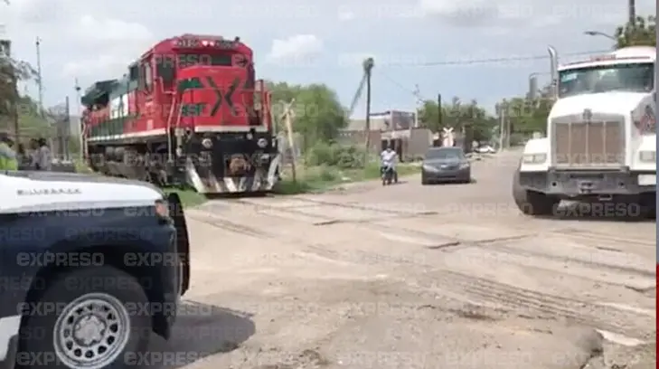 VIDEO | Le quiso ganar al tren pero falló al oriente de Hermosillo