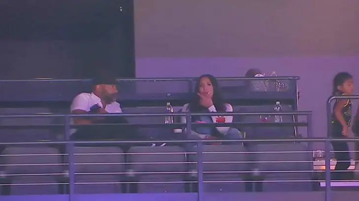 Captan a Vanessa Bryant en salida con un hombre
