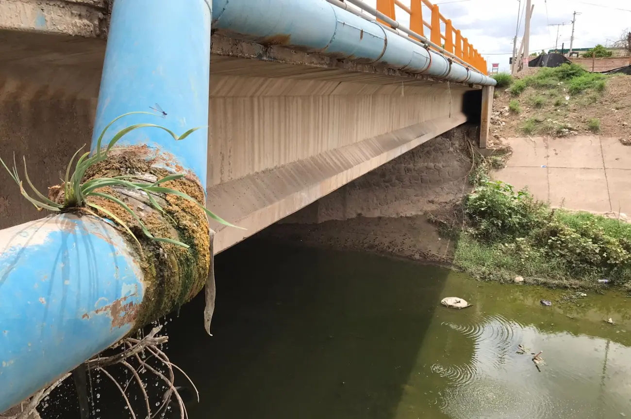 Es una lástima que se tire el líquido, sobre todo en sequía; denuncian fuga en puente de Navojoa