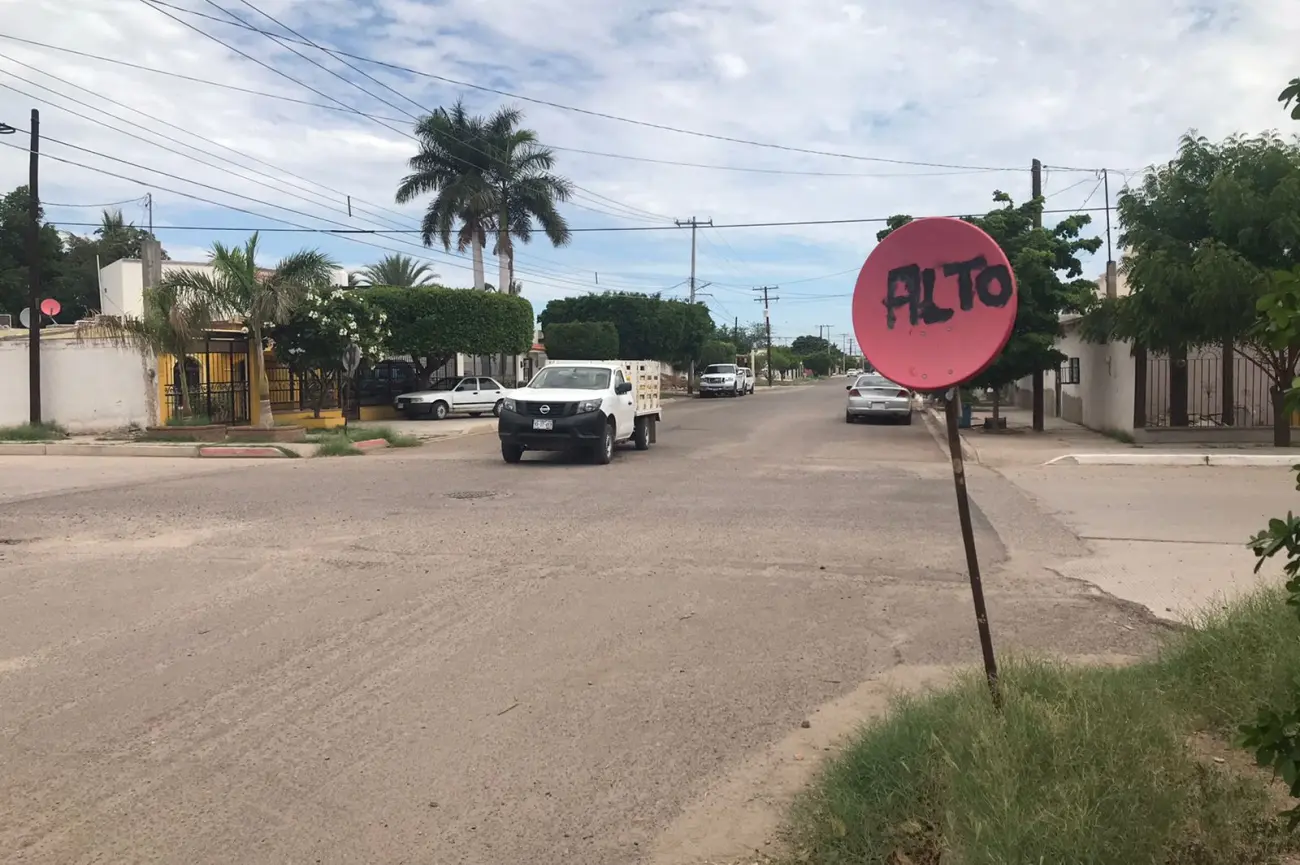Tapaderas y antenas, navojoenses colocan señalamientos de tránsito con lo que pueden