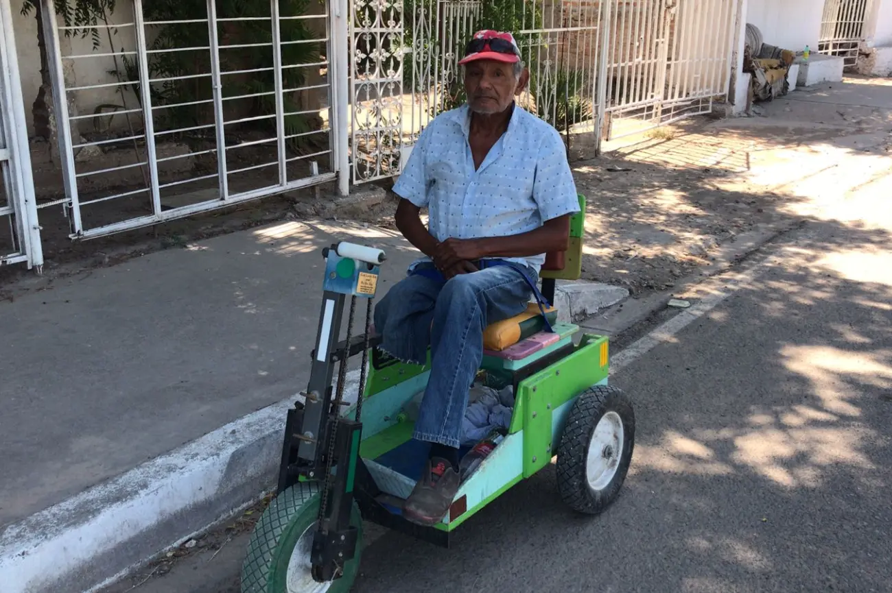 Ni la depresión o el no poder caminar desmotivan a Don Agustín de salir a trabajar