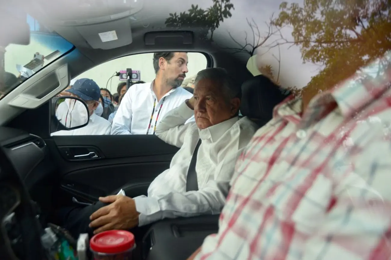Tras más de 2 horas de bloqueo, CNTE deja pasar camioneta de AMLO