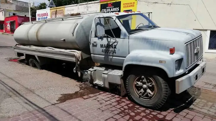 Pipa de la Marina cae en una alcantarilla en Guaymas