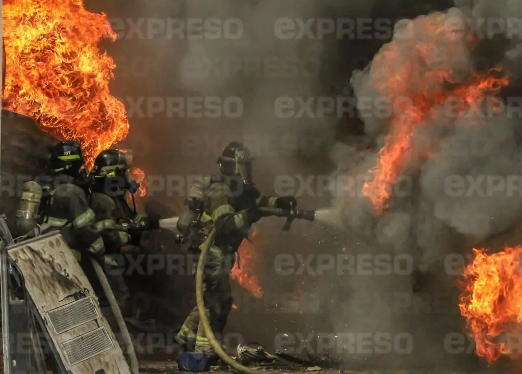 Un bombero es como las navajas suizas, multifuncional; conmemóralos en su día