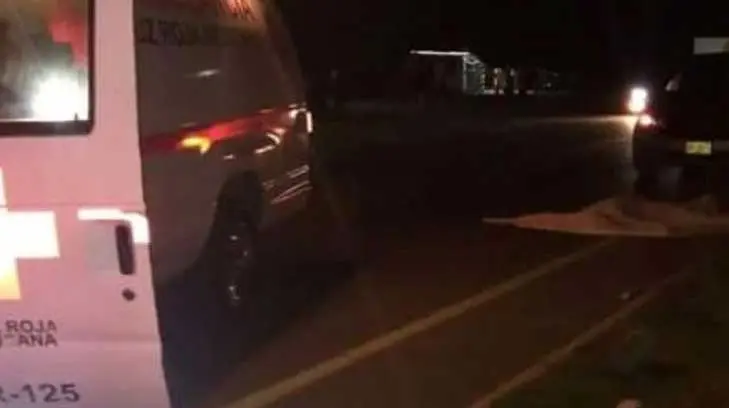 Fallece al caer de la parte trasera de una camioneta