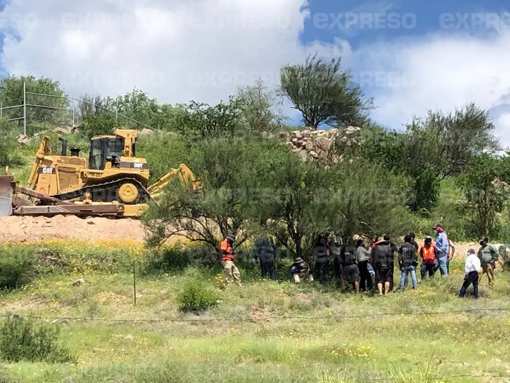 Colectivo se para frente a excavadora para proteger al Cerro Johnson