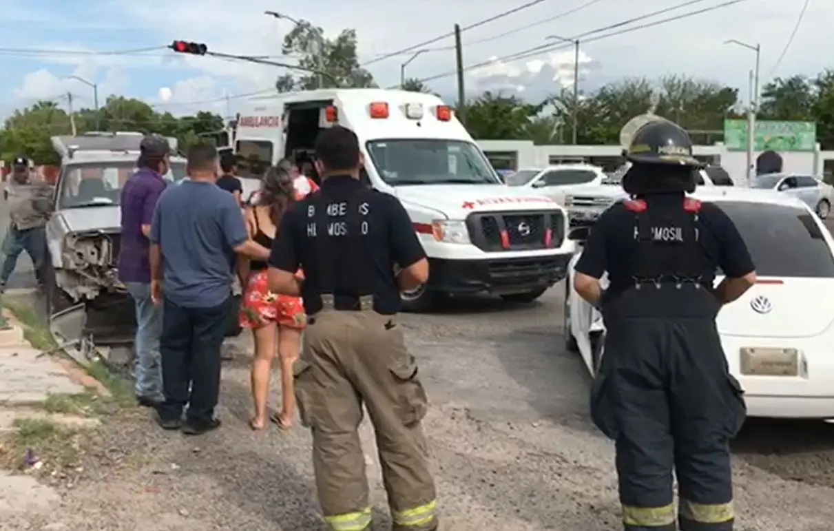 VIDEO - Choque entre varios vehículos deja 4 menores lesionados y un bebé