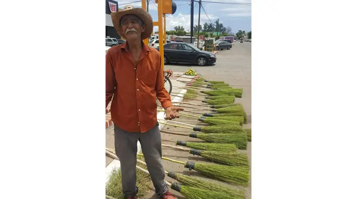 Don Camilo hace su luchita con la venta de escobas para salir adelante