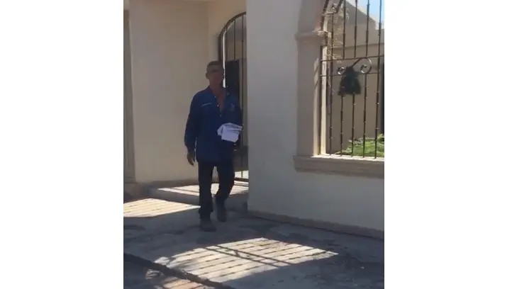 Reclaman a repartidor por entregar recibos de agua en colonia de Navojoa sin servicio