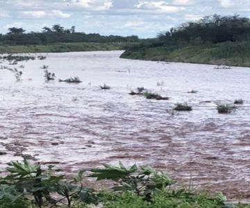 Cierran accesos a Río San Miguel; buscan automóvil que fue arrastrado