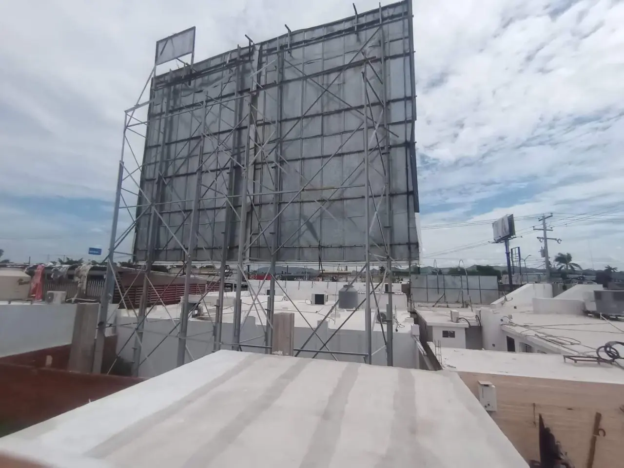 Cada que hace viento, los vecinos temen por su existencia.. este letrero amenaza sus vidas